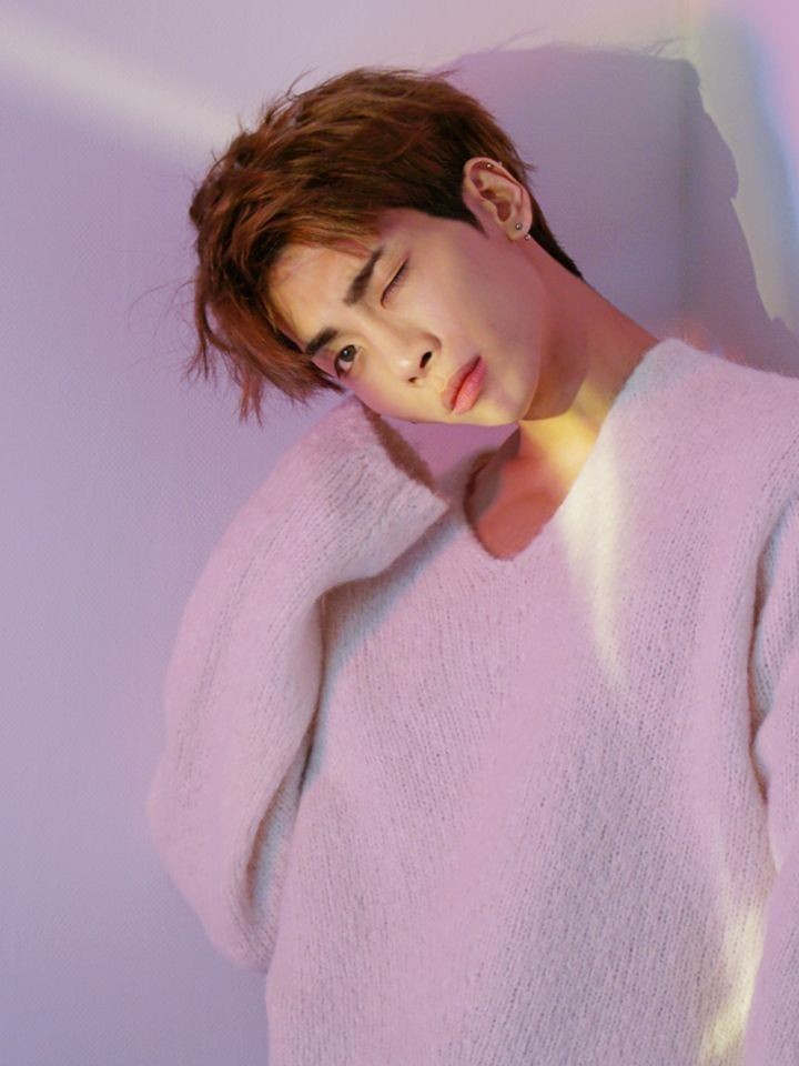 SoldTae's tweet photo. I miss Jonghyun 😭 everytime I listen to SHINee, it's just not the same 😭 like my heart hurts 💔 https://t.co/j5H0xA6Bzl