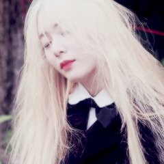 soojunggallery's tweet photo. blonde krystal was a cultural reset https://t.co/35GrypX9v4