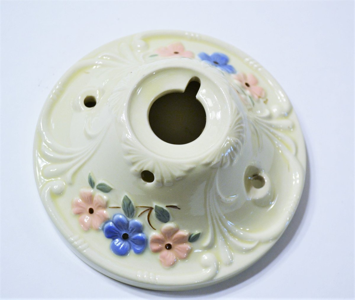 panchosporch99's tweet photo. Excited to share the latest addition to my #etsy shop: Vintage Porcelier Round Ceiling Fixture Cover Floral Porcelain Flush Mount Lighting Farmhouse Decor 1940s Porcelier PanchosPorch https://t.co/2XhyyXdPou #white #ceramic #porcelierfixture #porcelainlight #ceilingfix https://t.co/zwevonj4iv
