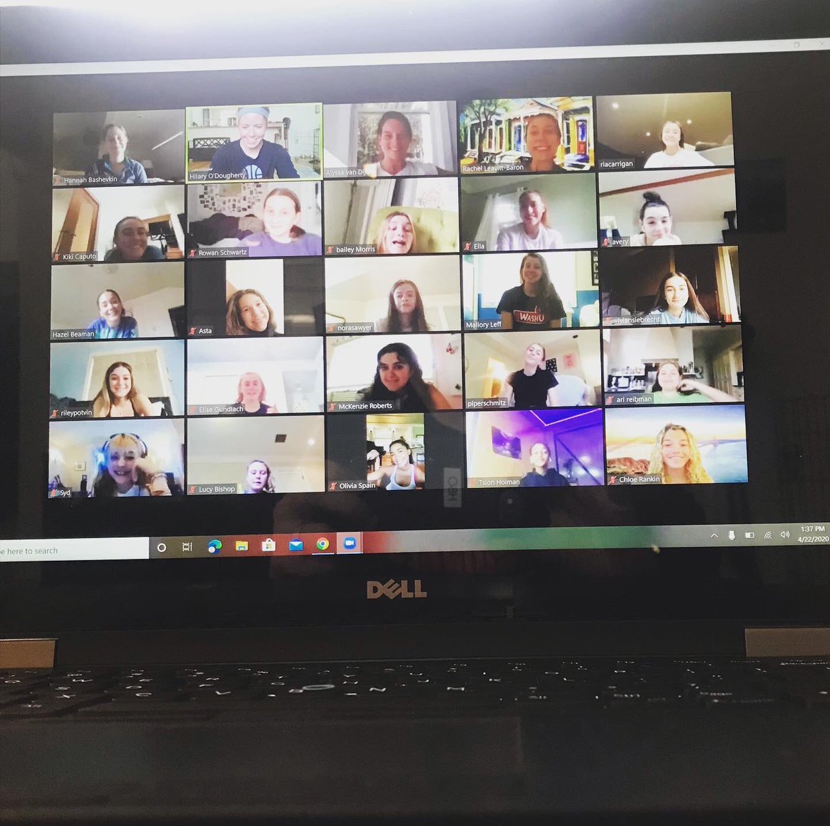 SAAS_GLAX's tweet image. So much fun to unite our @SeattleAcademy Middle School &amp;amp; Upper School lax “buddy families” last #WEWednesday on Zoom! A whole lotta ❤️ #heart on these screens!! #saaslax #gocardinals #quaranTEAM #seattleacademy