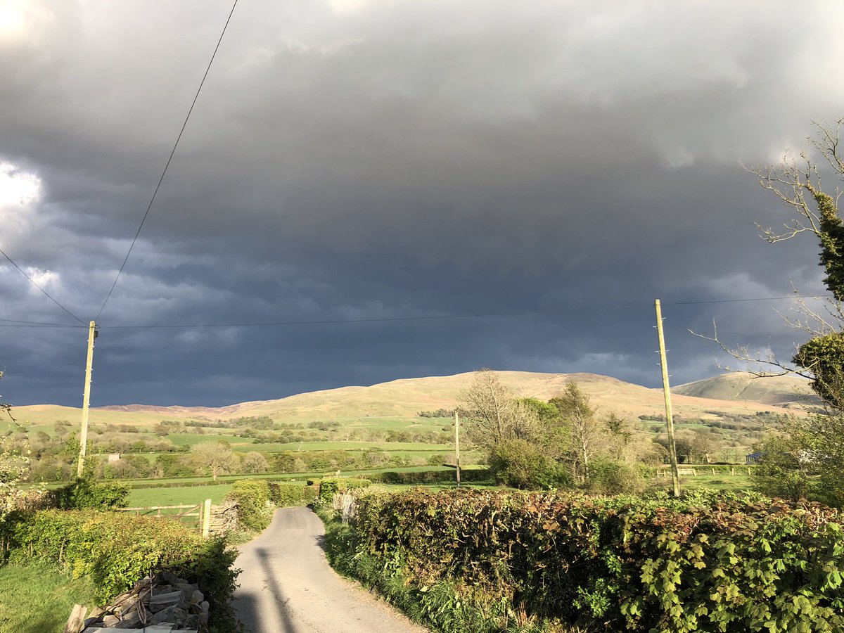 Dark skies looming over sunlit fells - hopefully the ground will be wet in the morning! 🌧🤞🏻