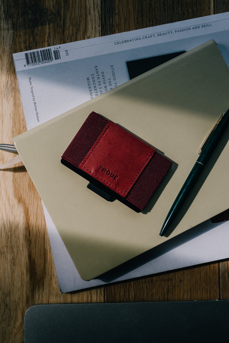 Trovecc's tweet photo. The home office essentials. What's your go-to?
#everydaycarry #minimalistfashion #minimalistlifestyle #minimalistwallet #minimalistliving #wfh #workfromehome #anotherdayatthehomeoffice #letsworkfromhome #shareyourworkspace #workessentials #homeoffice https://t.co/Xx9gue1xRS