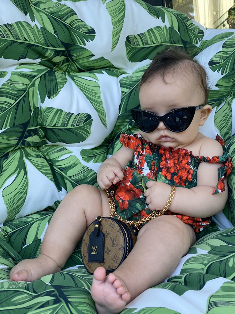 simplyshyla_'s tweet photo. How does my 4 month old have so much personality already 🥺😂 https://t.co/PuXtCGiQsX