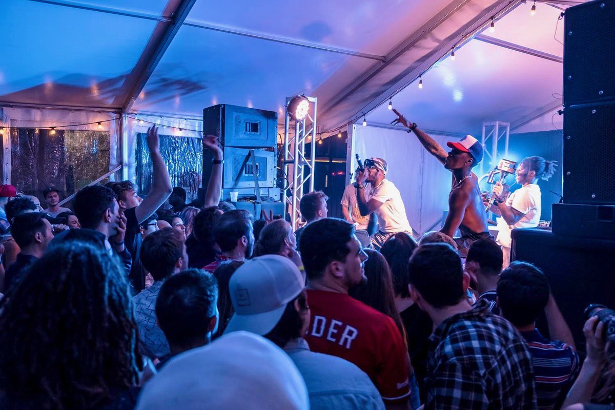 Che_Lingo's tweet image. SWSX (2018), we crowd surfed.