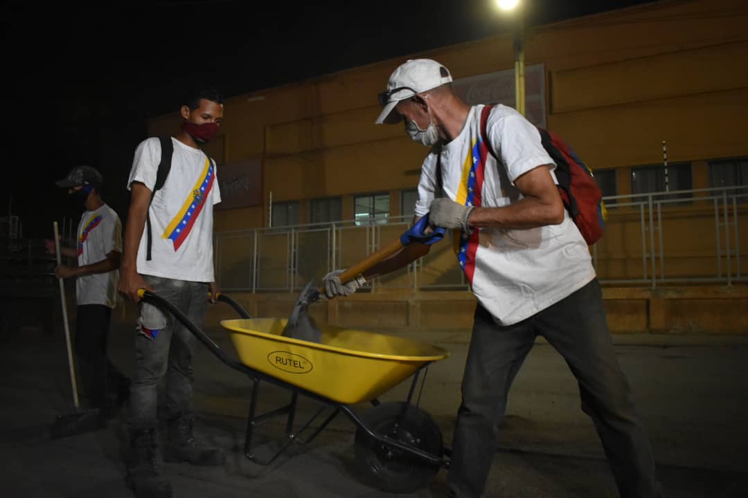 FUNDECAVE's tweet photo. 📰#Ahora | Cumpliendo con las medidas preventivas contra el Covid-19  con tapabocas, guantes y poco personal las cuadrillas de acción inmediata de la @CorpoServicioDC, realizan la recuperación de la Av. Principal de #Antímano, con el Plan de Asfaltado 2020 https://t.co/4rgDWwFP2B