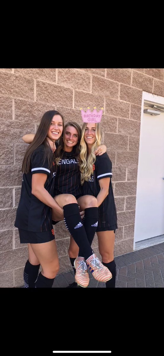 MariHasebi's tweet photo. Happy birthday Mickelles!! 🎉🎉 So glad I get to go through college with you! I hope you have the best day ❣️❣️ https://t.co/CvY3f19ZJ6