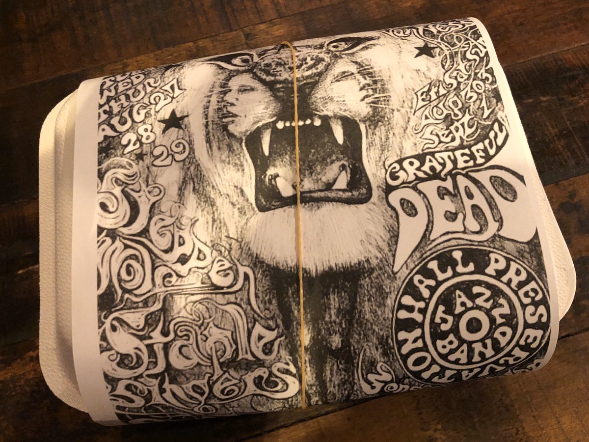 SoulFoodKitche3's tweet photo. テイクアウト用お弁当包み紙です🥰
テイクアウトは14時から19時30 分ぐらいまでです😻 https://t.co/QlVsyGHcCI