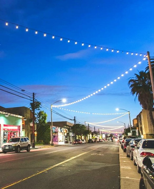 4thStreetLB's tweet photo. Our light still shines 💡 Many of our businesses are adapting to virtual offerings or takeout/delivery options. Keep an eye on our stories and feed to stay up-to-date // 📷 @charlablue #4thstreetlb https://t.co/a56LAwzTem