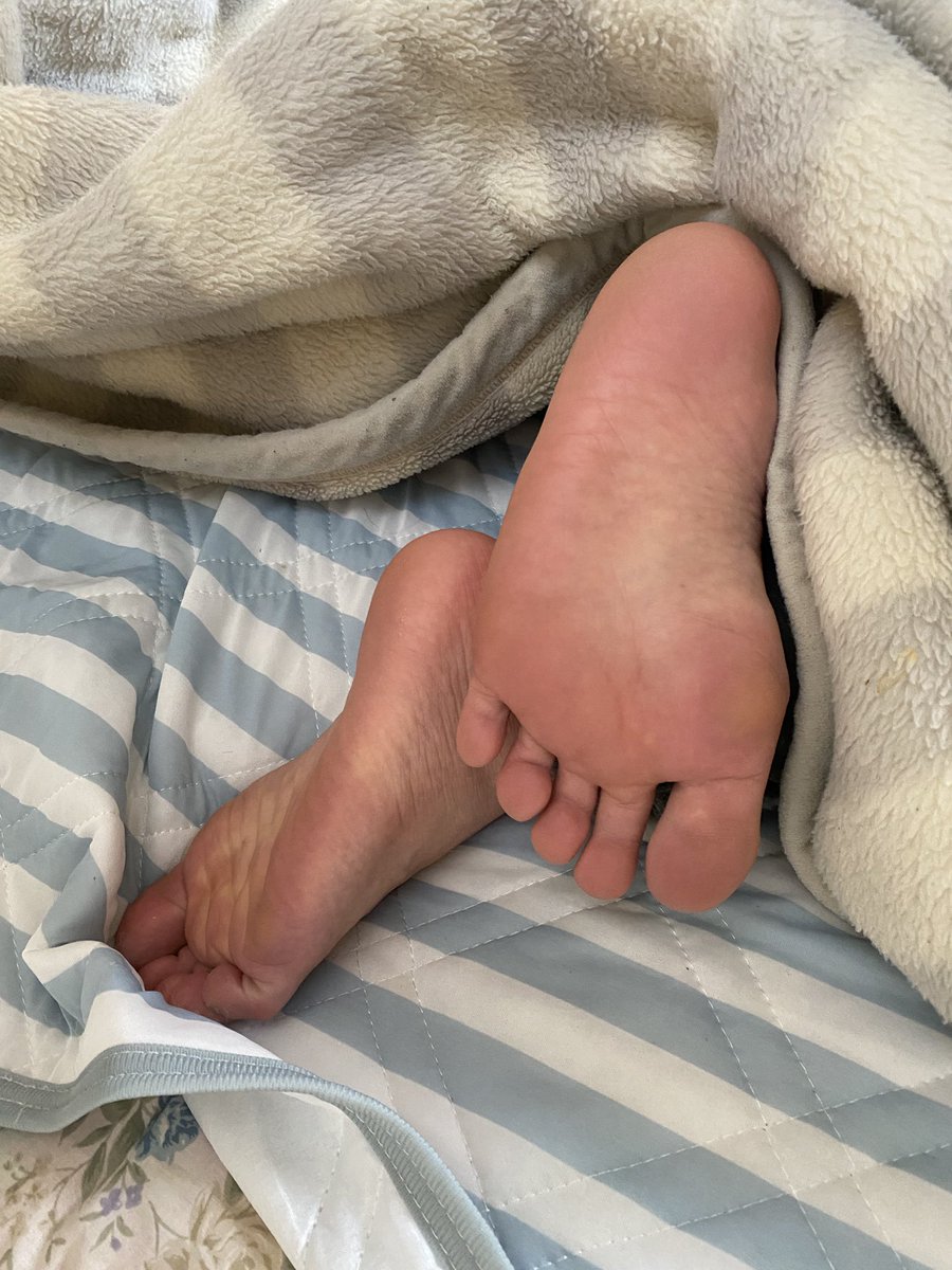 PikarinFootLove's tweet photo. #男の足裏 #ManSole #寝起きの足裏 https://t.co/d4AEwTQH2l