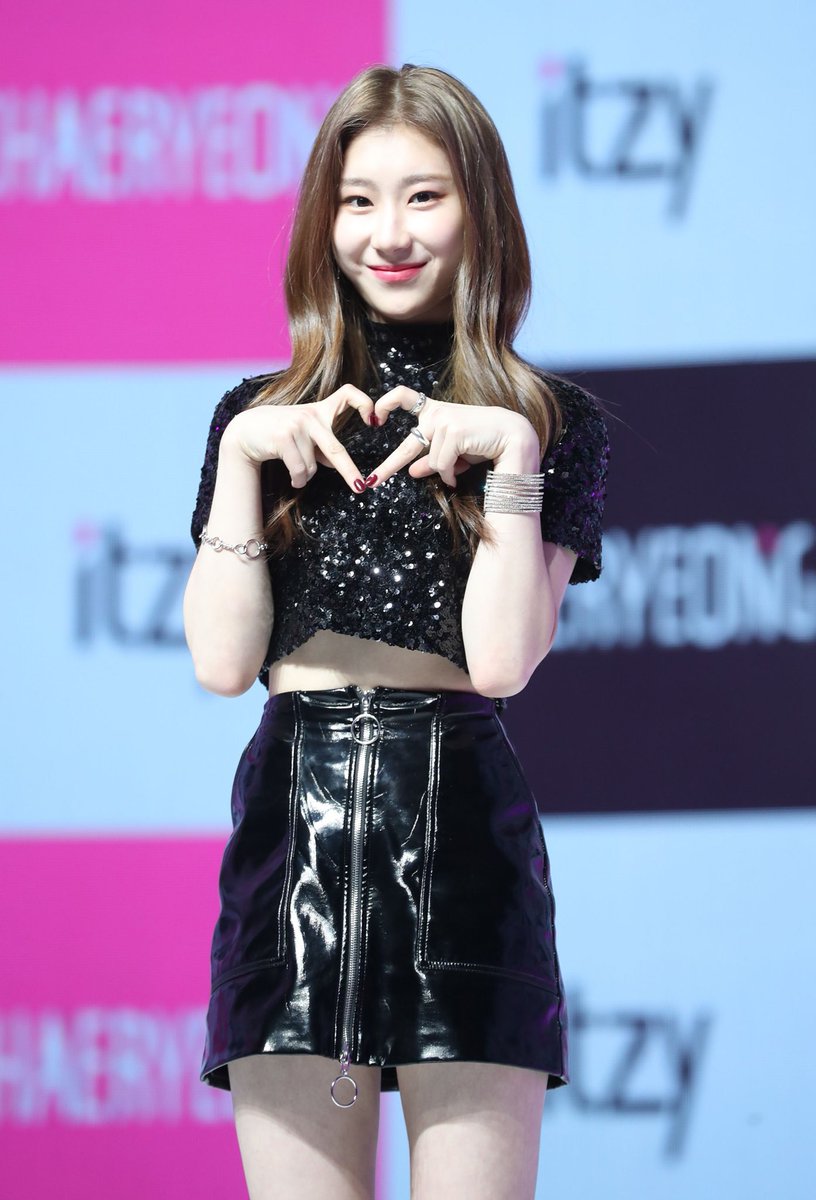 Itzy рост. Yuna itzy фигура. Йеджи itzy. Itzy chaeryeong. Хван еджи итзи.