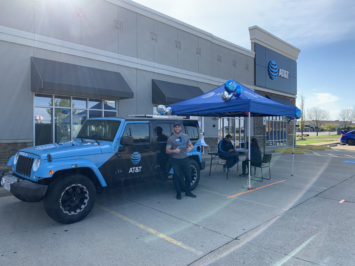 AT&amp;T curbside pickup done right! Demos on deck from the AT&amp;T JEEP #BOPIS #curbside #OHPA #ATT