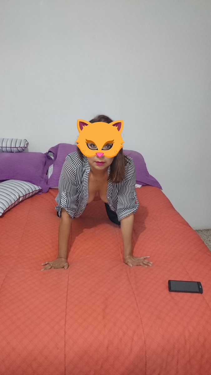 Karım sert sikişten hoşlanıyor ben artık sikemiyorum kullandığım ilaçlardan dolayı kalkmıyor bende kadınsı pasifim ikimizide sikerseniz evimiz açık