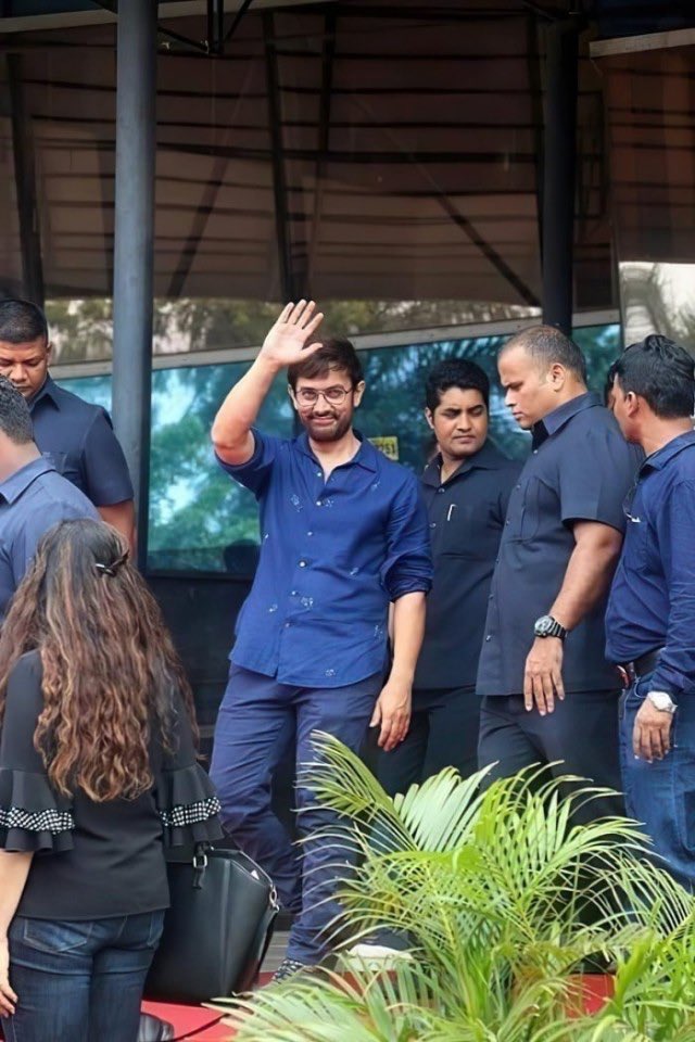 hakkinisiyatifi's tweet photo. Hindistanlı aktör Amir Khan bir bağışta bulunmuş. kişi başına 1 kg un..
Pek çok kişi tenezzül etmemiş.
Kabul edip alanlar un poşetini açtıklarında 15.000 rupi (1375₺) paketlerinde bulmuşlar👏🏻👏🏻 

 #SONDAKİKA
#AliErbasYalnizDegildir
#CbMujdelediMebUnuttu
#TürkiyeyleGururDuyuyorum https://t.co/2Z587SWAwm