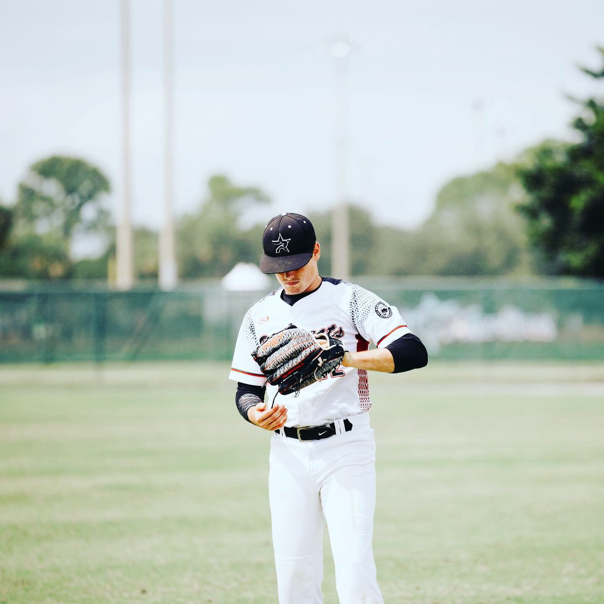 RawlingsSports's tweet photo. We can’t wait to hear the sound of the glove pop from a 4-seam heater🔥. Stay ready, practice soft hands, and receive the ball like @arprospectbaseball.  #TeamRawlings #RawlingsPlatinumClub #TheMarkOfTomorrow #TheMarkOfPerformance #RawlingsBaseball  #catcher #fieldingdrills https://t.co/BlCZJ38BgQ