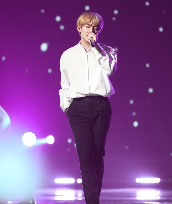 kthdaisy's tweet photo. kim taehyung's body proportions an appreciation tweet https://t.co/ie9ex8aK7E