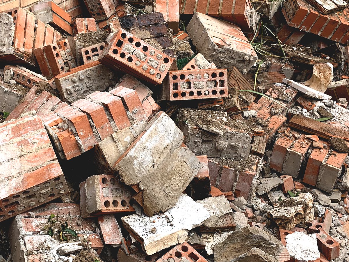 intradosstd's tweet image. Desplome de jardinera. Apoyo de la fábrica, traba, ausencia de empujes horizontales, y calidad de los morteros, claves en la estabilidad de antepechos de ladrillo caravista. Estudiamos el caso en un edificio de 33 viviendas. #aveceslascosassecaen #ojo #notelotomesabroma