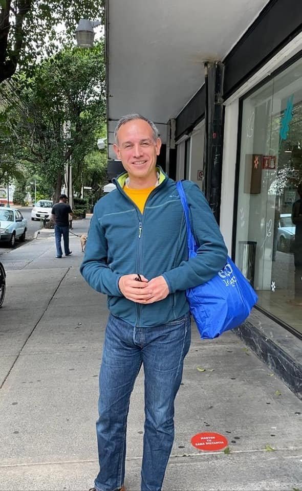 _ArmandoBarreda's tweet photo. ¡Bart mira!

Ahí está López-Gattel, y creo que se volvió loco. 
No está vestido de traje ni nada. https://t.co/hasjdyWA8m