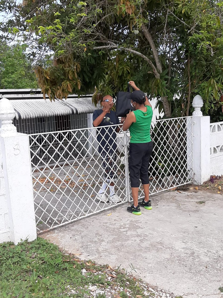 StJamesWCJLP's tweet photo. #ConstituencyHappenings, #TeamMarlene caring for the elderly by delivering care packages to residents of Mt Salem / St James West Central Constituency.
#EachOneHelpsOne!
#TeamMarlene
#ServiceIsWhatWeDo
#RealRepresentation https://t.co/pgIXUhu9sN