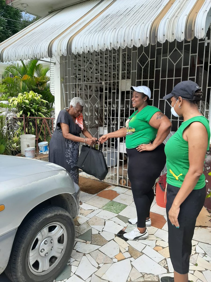 StJamesWCJLP's tweet photo. #ConstituencyHappenings, #TeamMarlene caring for the elderly by delivering care packages to residents of Mt Salem / St James West Central Constituency.
#EachOneHelpsOne!
#TeamMarlene
#ServiceIsWhatWeDo
#RealRepresentation https://t.co/pgIXUhu9sN