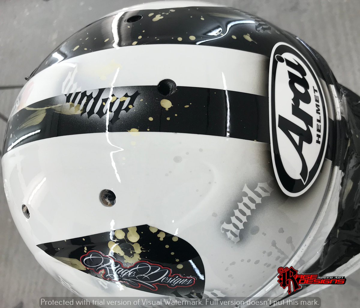 ragedesigns11's tweet image. Lacquer on the #arai replica also #racehelmets #michaeldunlop #roadracing #helmetpainting #arairx7v #helmetdesigns @WhyArai #araihelmets #ragedesigns