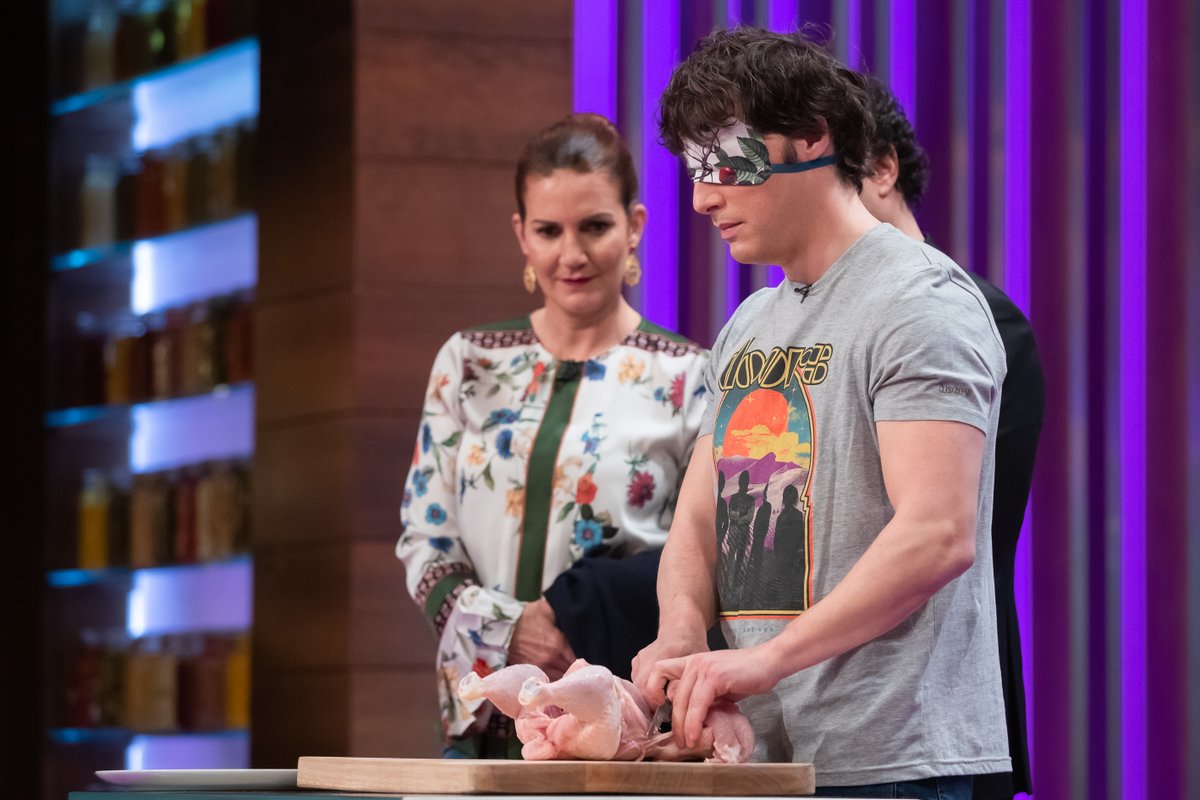 MasterChef_es's tweet photo. Vuelve a ver a @JordiCruzMas despiezando el pollo a ciegas con el gran talento que le caracteriza. Entra: https://t.co/BFqRHoVTiG https://t.co/fSwPS9Dxm7