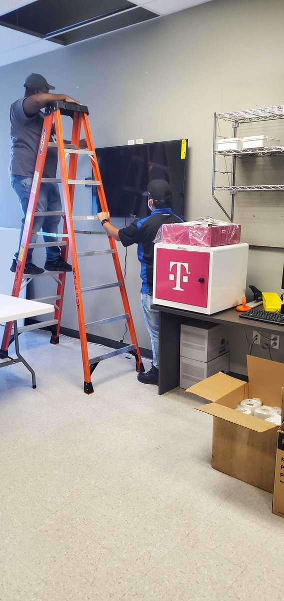 Been anticipating this moment for 2 years... hello Magenta!  Tucson...the #NewTMobile is here! <a href="/kkwestisbest/">kevin kunkel</a> <a href="/TLE619/">Trent E</a>