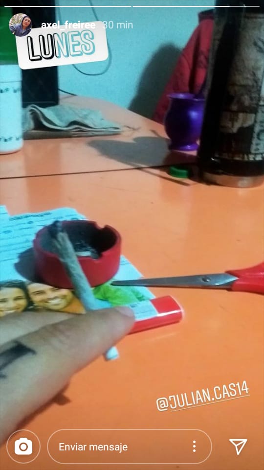 Axel Freire y su amigo se pasan la salud pública por el orto con tal de fumarse uno