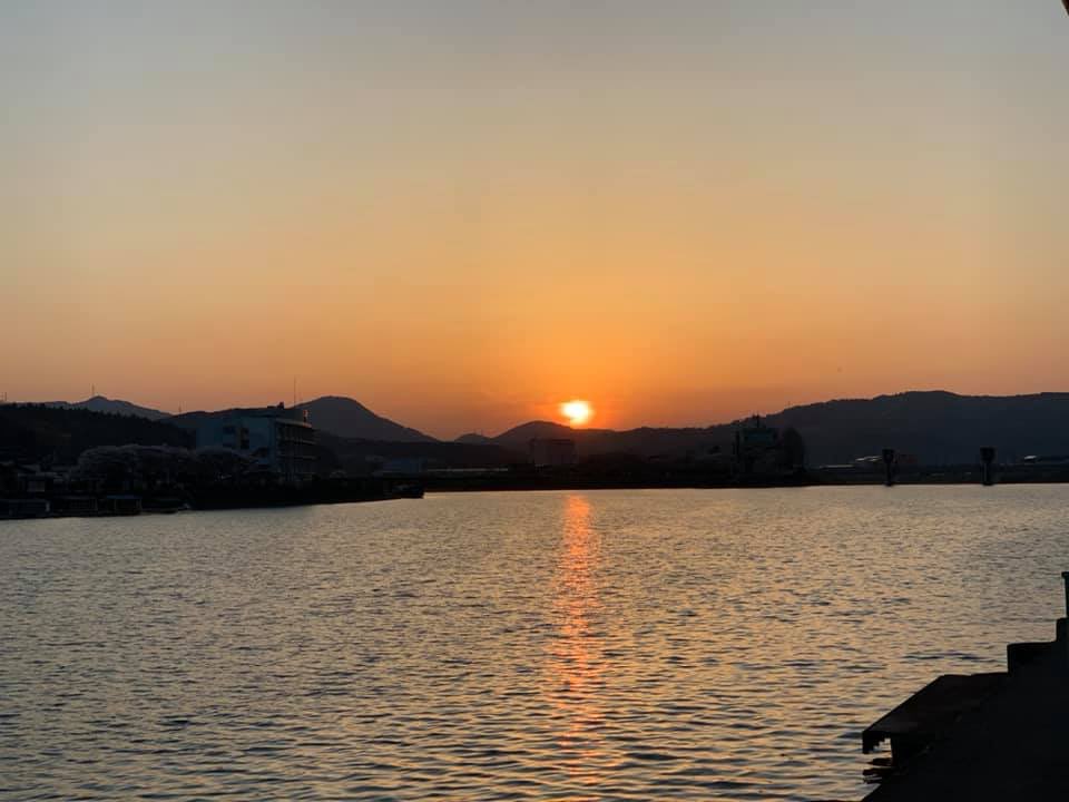 RiverCrew2019's tweet photo. 外出自粛の中、少しでも筑後川の自然を身近に感じてほしいと、「源流域」の動画をyoutubeへのアップを始めた、大分県日田市の河津さんを

筑後川の情報サイト「Re:R筑後川」で特集させて頂きました。

River Crew Festival で「日田焼きそば」を作ってくれていた方です♪

https://t.co/uuifLHJxws https://t.co/vq3oZWsQFP