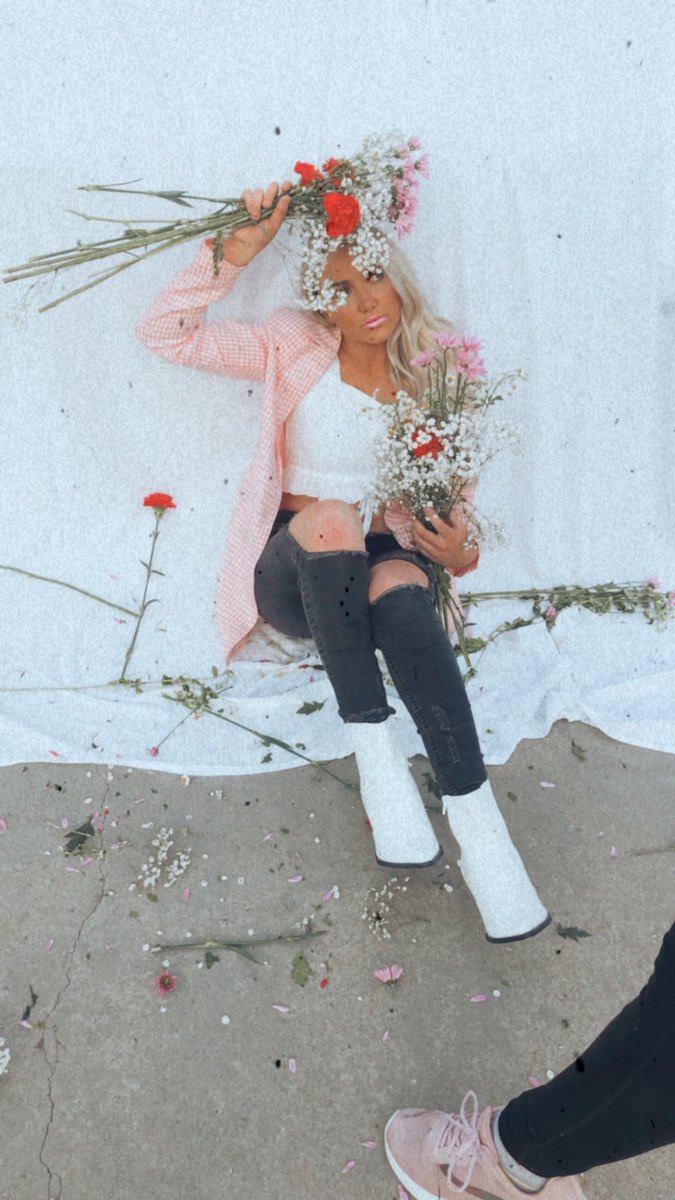 Taylorreidd12's tweet photo. 🌸🌸🌸 https://t.co/QFVtx7w1rt