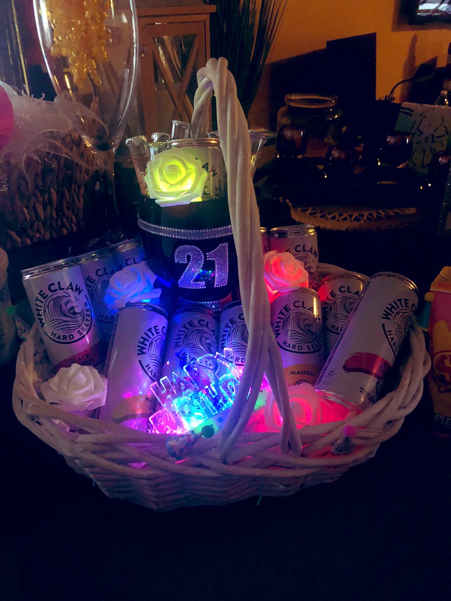 sjonas1225's tweet photo. surrounded by daily #truckloads of luv, gifts, booze & the most amazing ppl ever ... #yallrock π€
#JonasLife ... #bleepucovid https://t.co/eNkBgfbDyZ