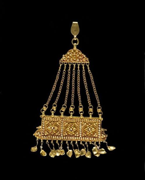 Traditional bridal ornaments of a north indian women. Passa/jhoomer/chapka.This ornamnet is common to north western india. Although nowdays it is being associated with muslim or even sometimes being called "mughal ornament" that is not the case. Since the word is sanskirt origin