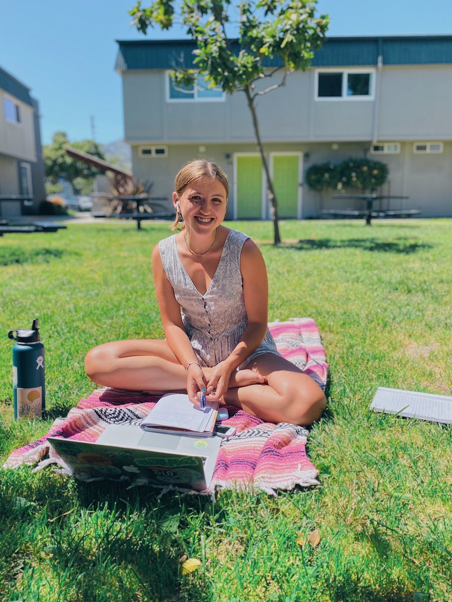 How are your classes going?? 📚 

The townhome courtyards are the PERFECT place to study while getting some sun. ☀️