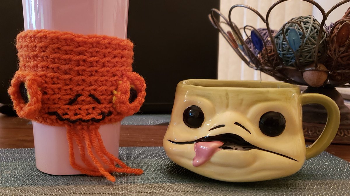 Megzgemi's tweet photo. My favorite #StarWars mug and mug cozy!
#ThisWeeksMugs #ThisWeekInStarWars https://t.co/d5F2upj7A7