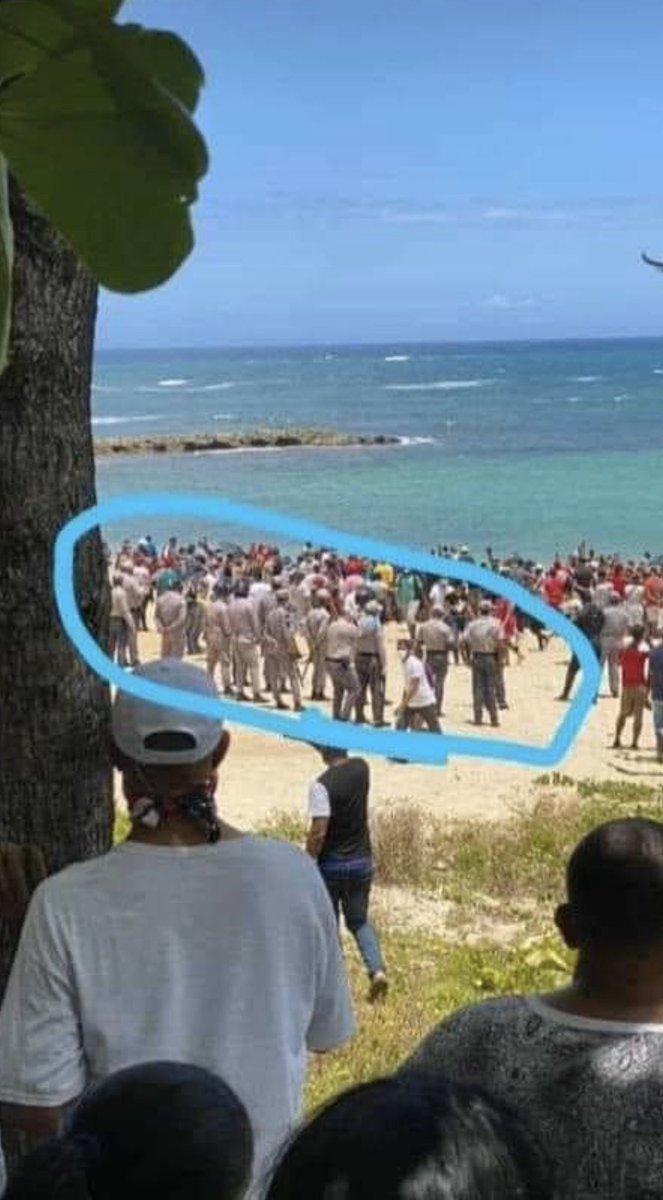 drbentzbrugal's tweet photo. Miembros de la policía nacional esperando que les dijeran si el agua estaba muy fría , mientras #Coronaban a medio Puerto Plata https://t.co/GFlwhEOfa2