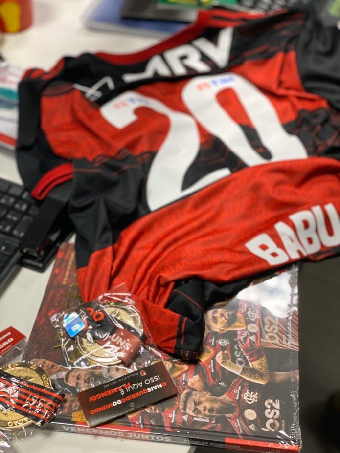 Babu com a camisa do Flamengo 2020 passando pela sua timeline
