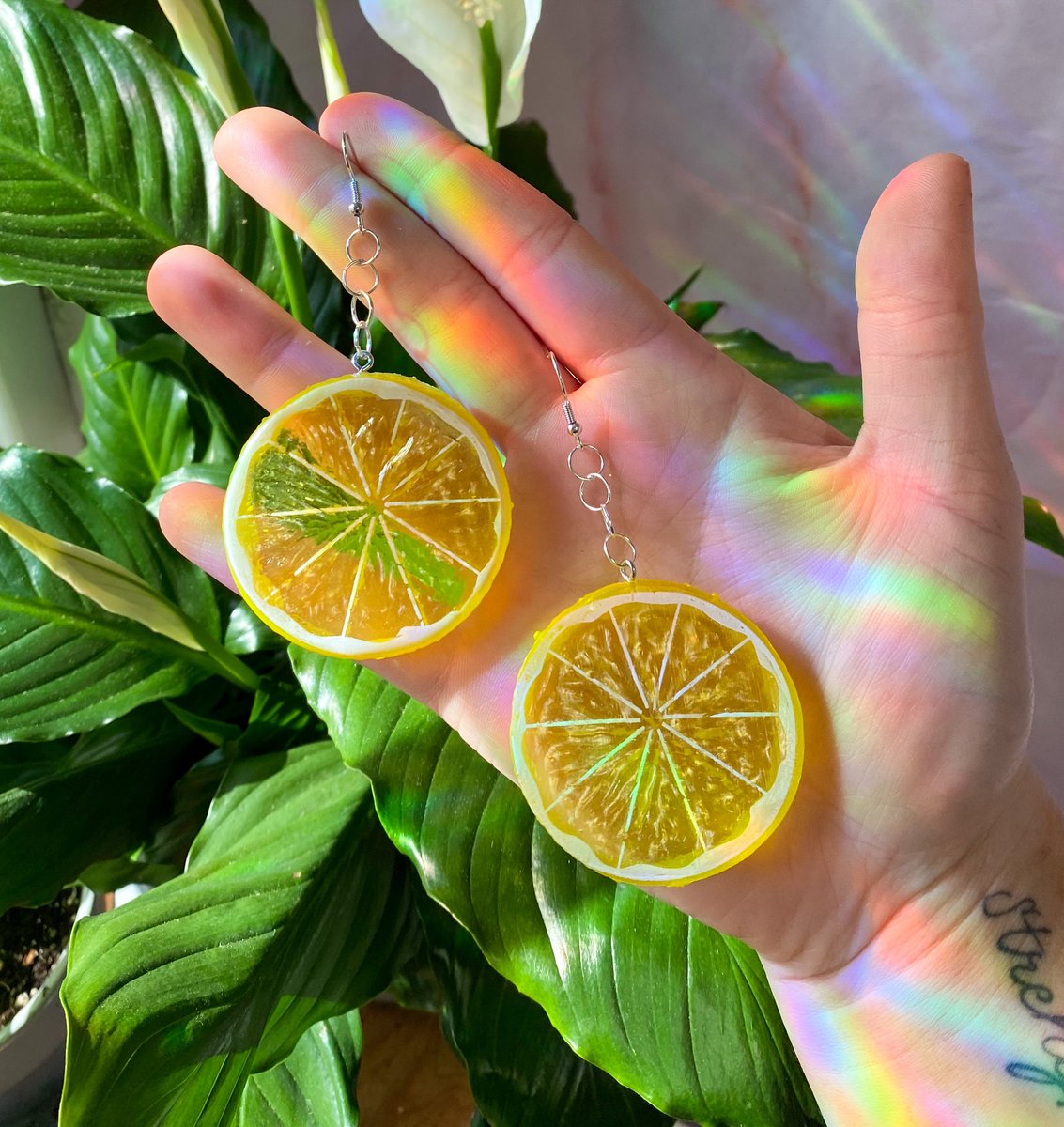 🍋 flash giveaway 🍋

rt this post &amp; follow me to enter ✨ one person will win the pair of earrings pictured ☀️ ends in 24 hours!!