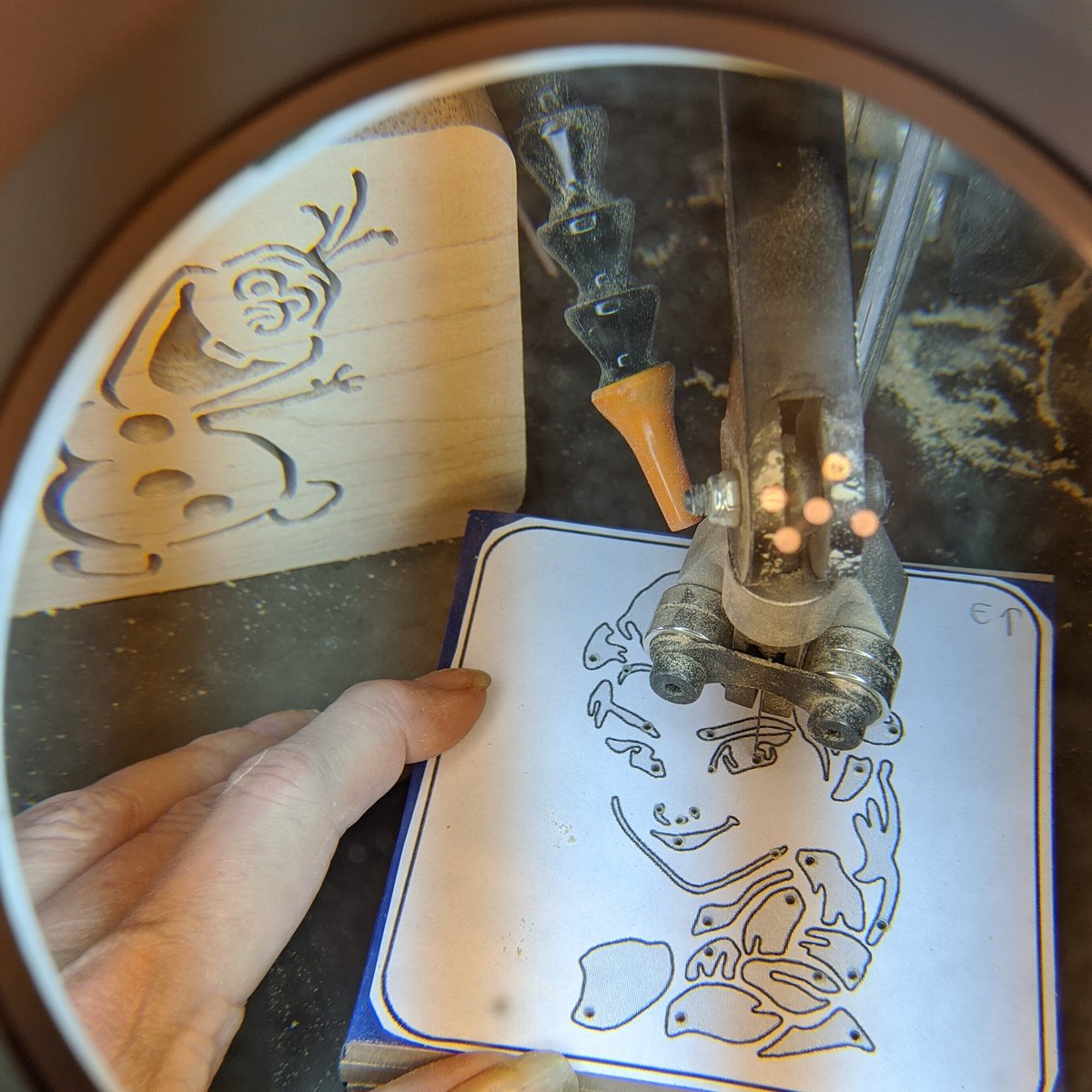 CenturyArtisans's tweet image. Here's that friend #Olaf invited...she needs 29 blade changes (😳) so he's gonna have to wait a while before they can hang out!
-+-
#wip #hardmaple #frozen #elsa #scrollsawart #scrollsaw #woodismymedium #woodartist #deskoration #woodworking  #gamergirl #comics #etsy #noconsfornow