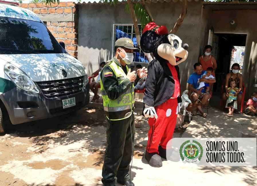 PoliciaDeCesar's tweet photo. Nuestro grupo de prevención y educación ciudadana en compañía de #MiPolicíaDelCuadrantes y el comandante de la estación Valledupar, realizaron actividad lúdico recreativa con los niños niñas y adolescentes de sectores vulnerables de la ciudad #QuedateEnCasa #SomosUnoSomosTodos https://t.co/P7Dcqa8dLO