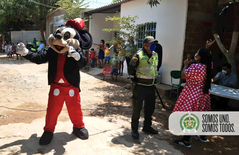 PoliciaDeCesar's tweet photo. Nuestro grupo de prevención y educación ciudadana en compañía de #MiPolicíaDelCuadrantes y el comandante de la estación Valledupar, realizaron actividad lúdico recreativa con los niños niñas y adolescentes de sectores vulnerables de la ciudad #QuedateEnCasa #SomosUnoSomosTodos https://t.co/P7Dcqa8dLO