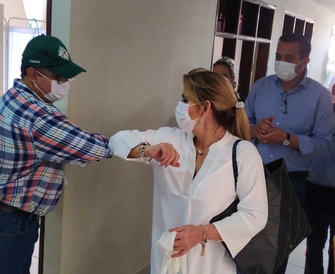 JeanineAnez's tweet photo. En Trinidad realizamos la entrega de equipamiento de bioseguridad para que nuestro personal de salud trabaje protegido. Además dejamos  totalmente equipada una sala de hemodiálisis e instruimos la instalación de un hospital de emergencia que contará con 40 respiradores. https://t.co/MpJi5v0ctH
