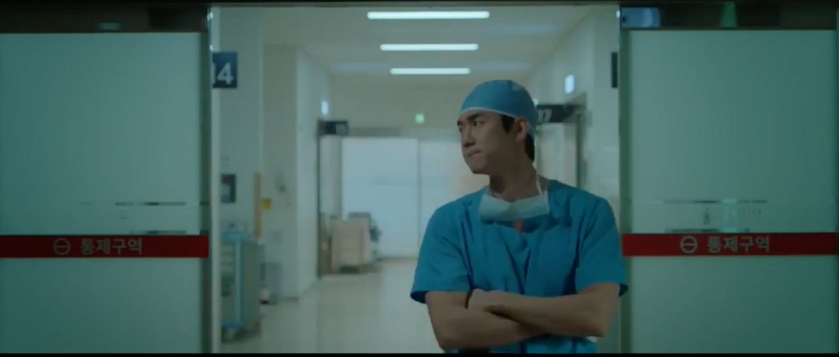 𝔸𝕙𝕟 𝕁𝕖𝕠𝕟𝕘-𝕨𝕠𝕟 & 𝔻𝕠𝕠𝕣𝕤In Ep7, Jeong-won went in and out of doors many times. We saw him by the door in the opening scene; after the surgery, he went out to talk to the parents and then he went back in after;  #HospitalPlaylist (1/8)