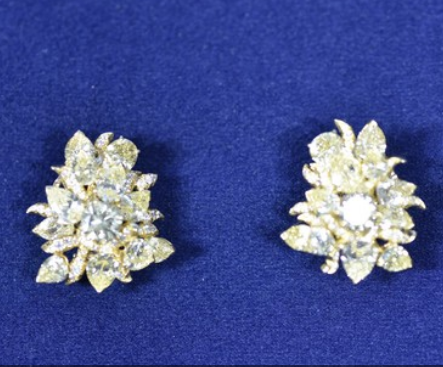 RealSamFarrell's tweet photo. #antiquesroadshow Wouldn't you love having "a profusion of colored diamonds?" I think I'll say that again: "a profusion of colored diamonds!" https://t.co/UTzdwTxgQ6
