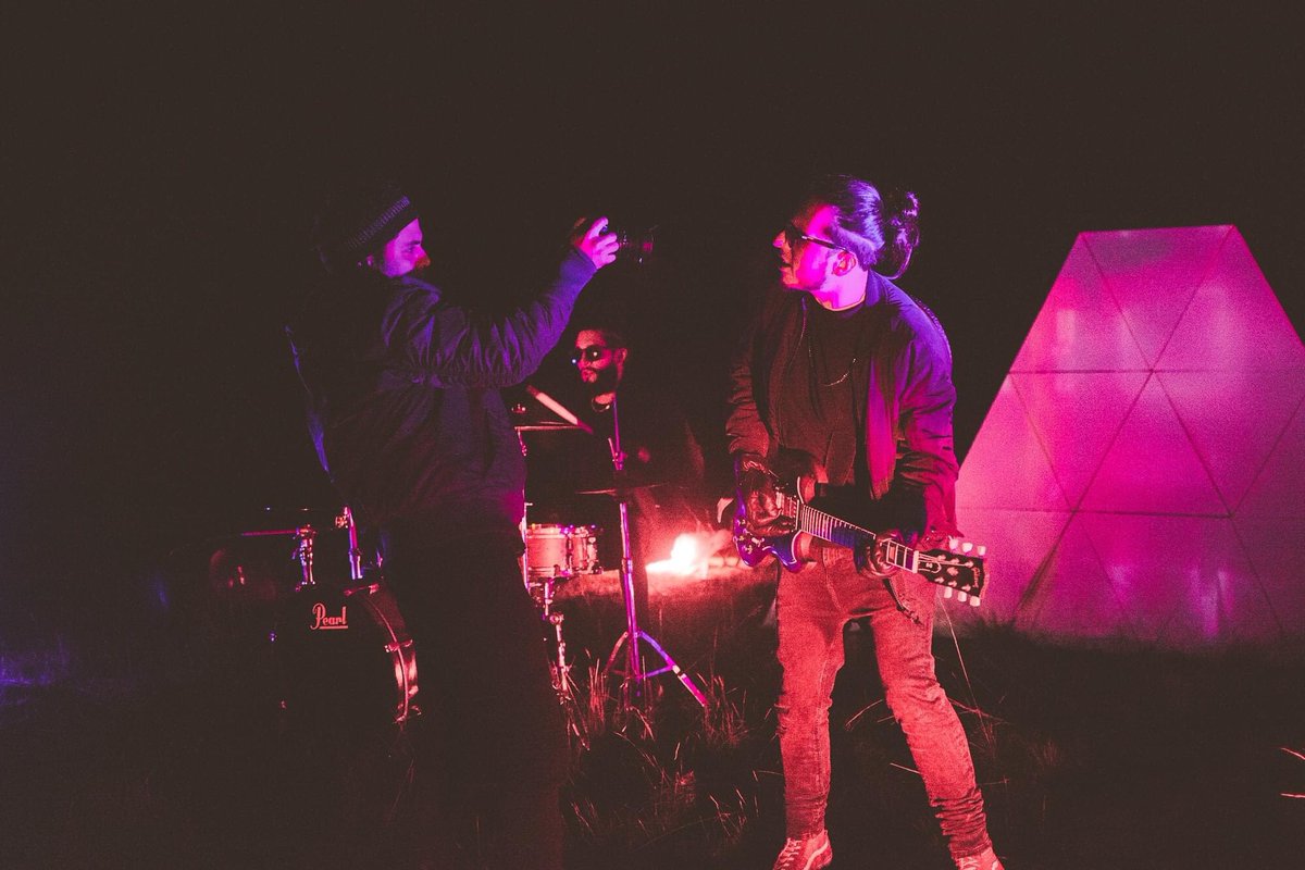 ¡Hoy a las 8:00 pm transmitiremos nuestra trilogía completa, después en Instagram para platicar con ustedes desde casa! 🎵🎬
#ReveilWorld