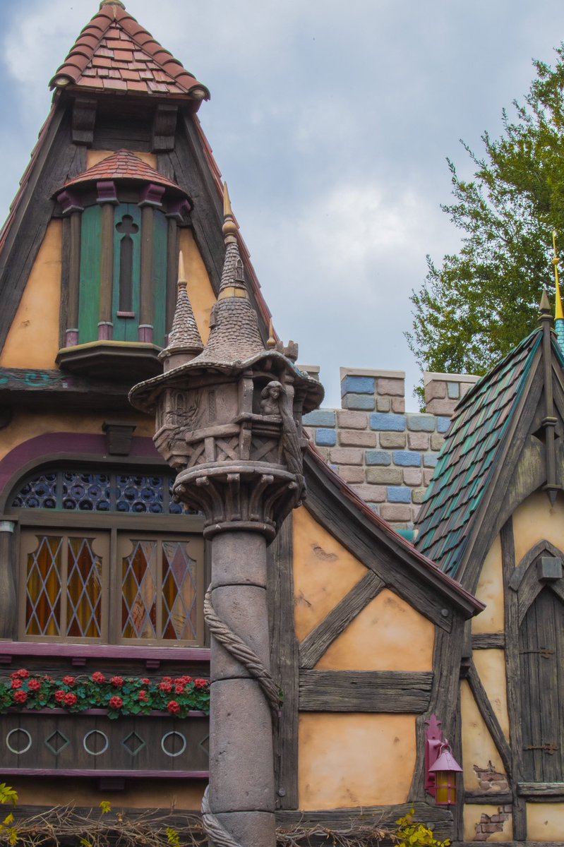 You know, just here at home 🏠 Hanging out. 📸: @mousymagic <a href="/Disneyland/">Disneyland Resort</a>AP @DisneylandToday @Disneyland