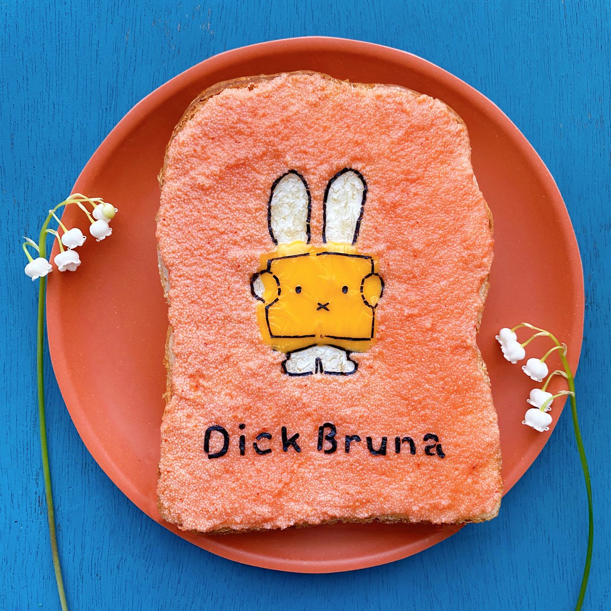 Sasaki Manami Pa Twitter あさごはん 本日はディック ブルーナさんの代表作 ミッフィー 絵本作家 グラフィックデザイナー 大胆さと愛らしさ ポーズや持ち物で 同じ顔でも感情が違って見えるのが流石 焼けた顔の愛嬌 朝ごはん 朝パン アート おうち