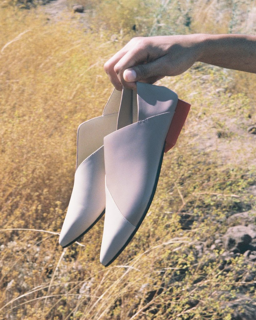 The SQUARE PUMP LO //// A pointed flat fabricated with a collapsible heel that allows for versatile wear //// #SS20 //// Click here to shop: bit.ly/2zBWNlN
.
.
.
#unitednude #fashion #architecture #flats #hautecouture #ss20 #springsummer #design #flatwear #footwear