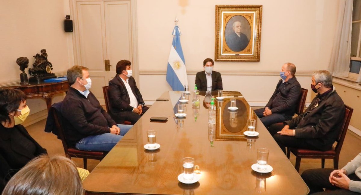 FerEspinozaOK's tweet photo. Nos reunimos con el Ministro de Educación de La Nación @trottanico y otros intendentes para firmar un convenio de entrega de notebooks a las alumnas y alumnos del primer año del ciclo superior del nivel secundario de instituciones educativas. 

La única vacuna es #QuedateEnCasa https://t.co/Z1I9xSDuxo