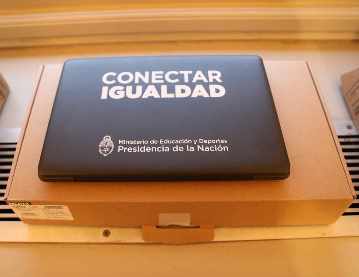 FerEspinozaOK's tweet photo. Nos reunimos con el Ministro de Educación de La Nación @trottanico y otros intendentes para firmar un convenio de entrega de notebooks a las alumnas y alumnos del primer año del ciclo superior del nivel secundario de instituciones educativas. 

La única vacuna es #QuedateEnCasa https://t.co/Z1I9xSDuxo