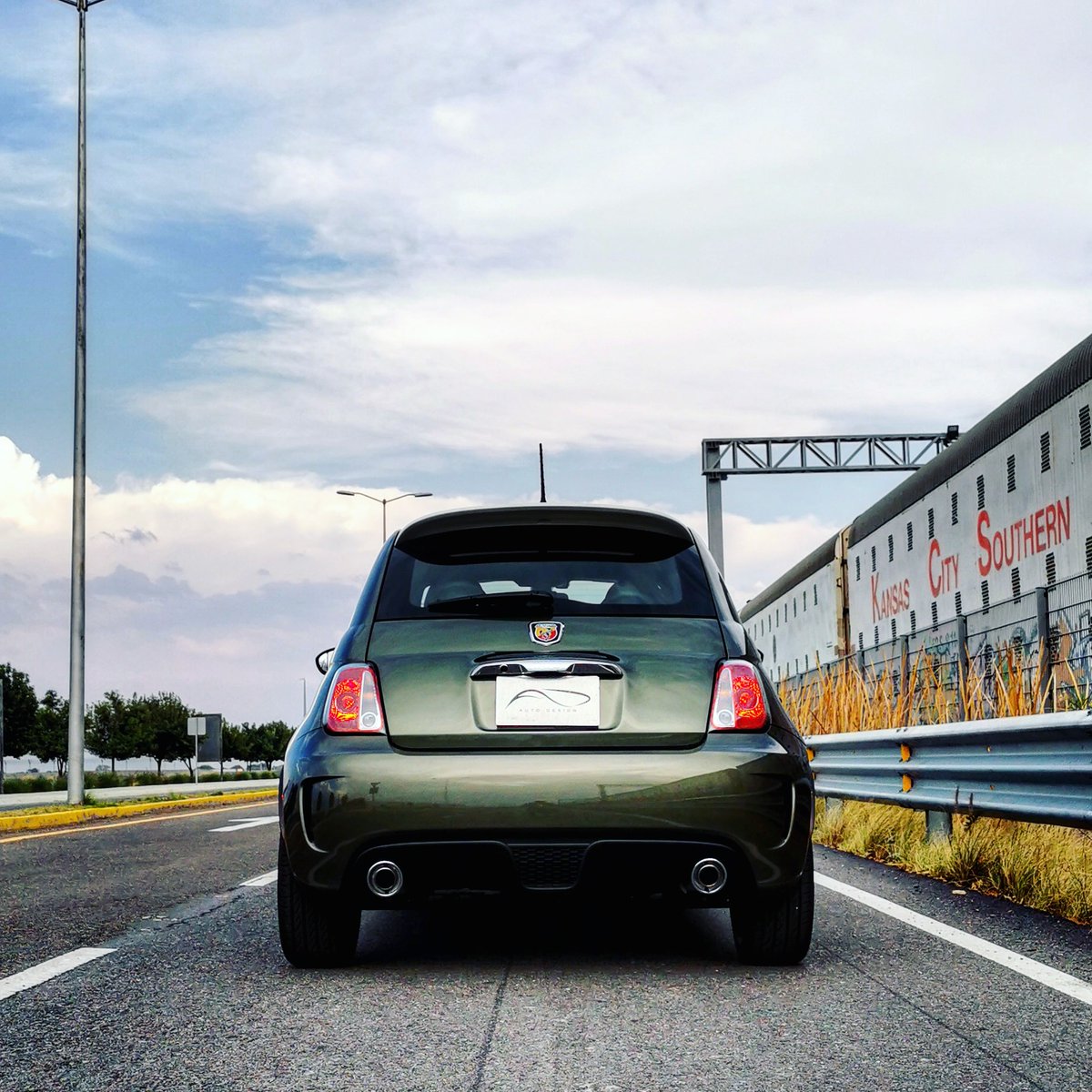 EduVasat's tweet photo. Si, solo 37 #fiat 500 Abarth disponibles en México, versión llamada: Tributo a México, hecho en México.
Divertido, bonito, ruidoso y nervioso...
Motor: 4 cil, 1.4 T, 160 hp / 170 lb, caja manual 5.
#ADTest #Like #car https://t.co/DuOo2cucIq