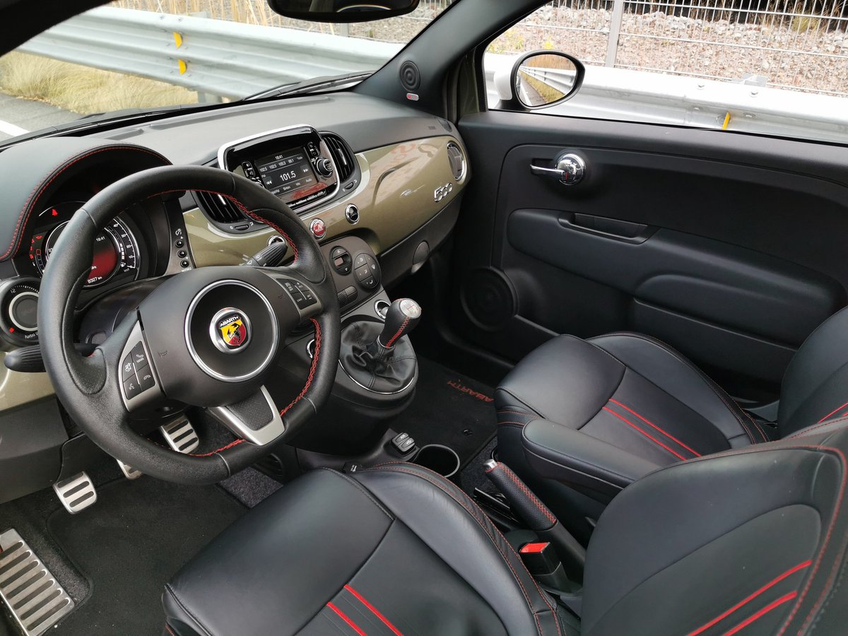EduVasat's tweet photo. Si, solo 37 #fiat 500 Abarth disponibles en México, versión llamada: Tributo a México, hecho en México.
Divertido, bonito, ruidoso y nervioso...
Motor: 4 cil, 1.4 T, 160 hp / 170 lb, caja manual 5.
#ADTest #Like #car https://t.co/DuOo2cucIq